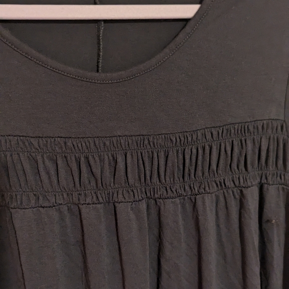 Lane Bryant Swing 3/4 Sleeve V neck front pleated top, size 14/16 - Picture 4 of 5